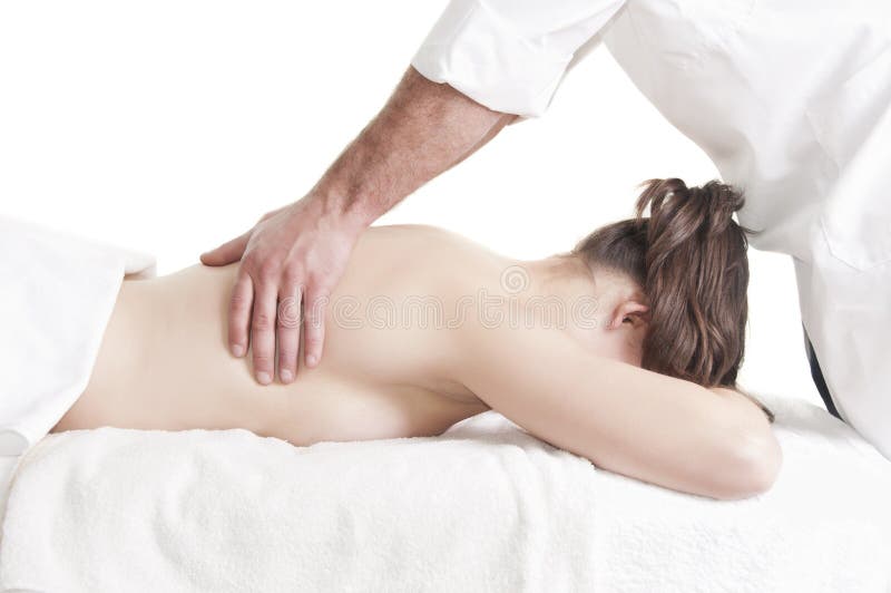 station-thermale-de-massage-de-dos-de-jeune-femme-24345300
